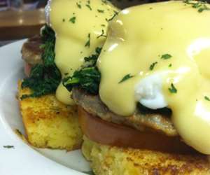 Eggs benedict with spinach