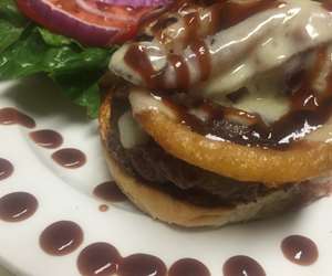 hamburger with onion rings