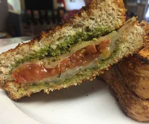 tomato and pesto sandwich